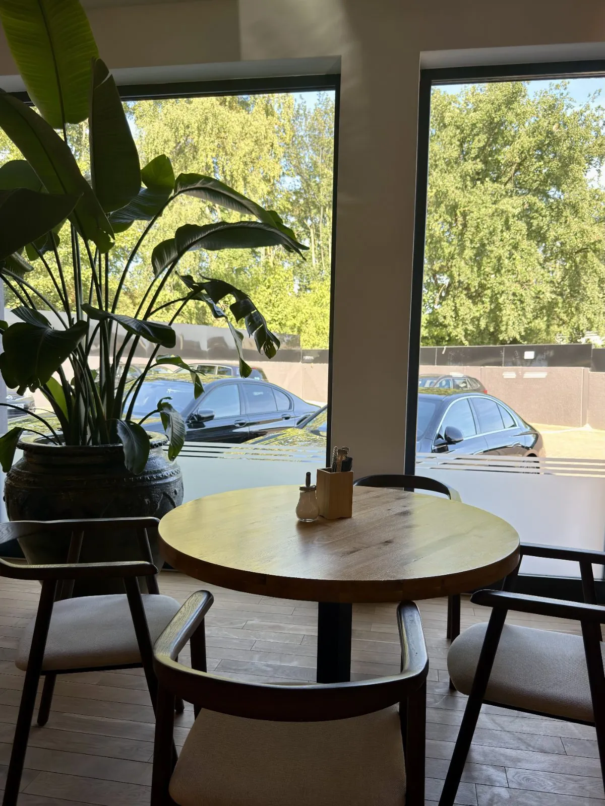 Tisch am Fenster