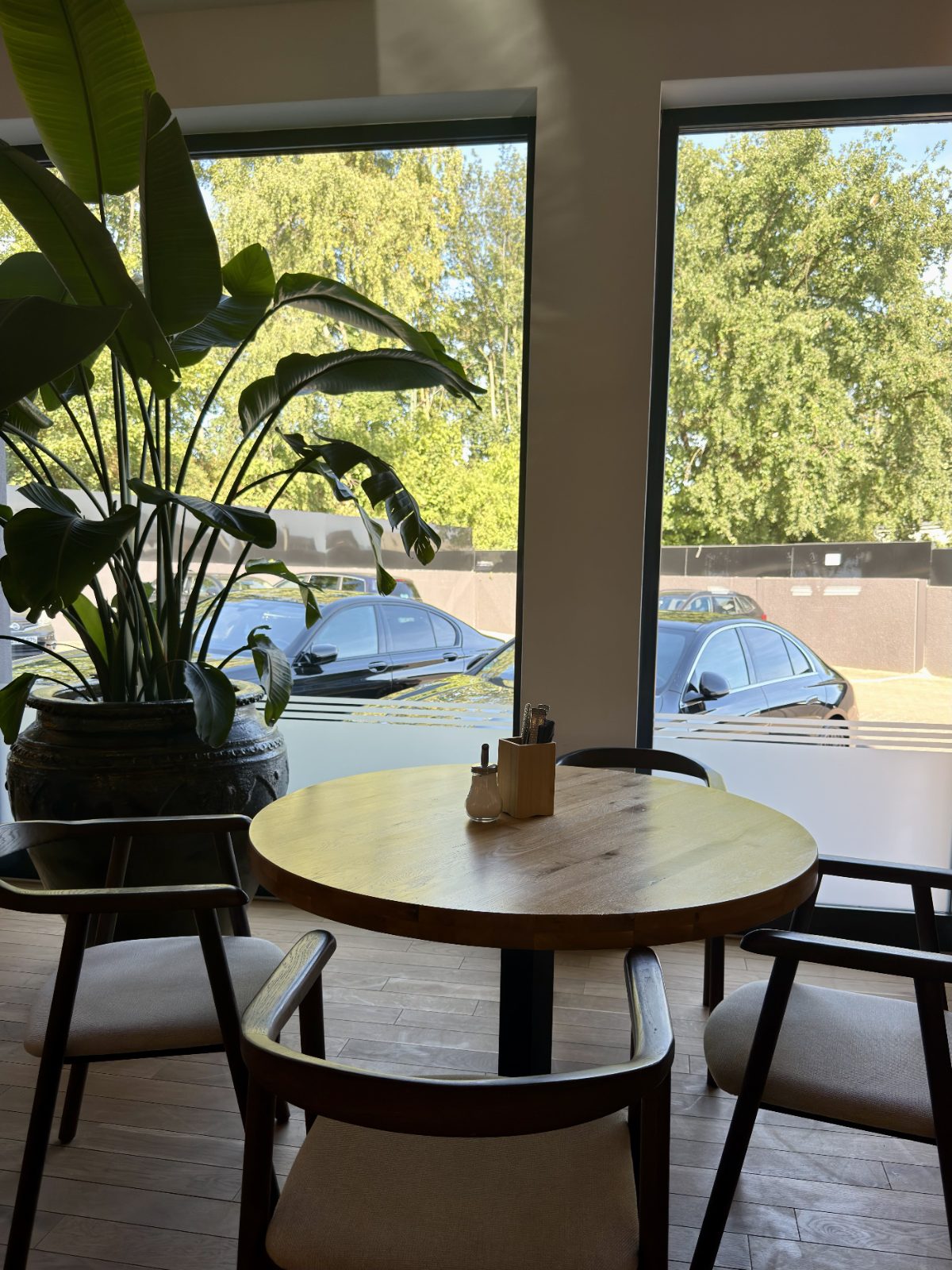 Tisch am Fenster